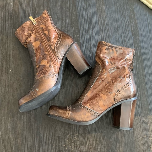 🌹4/$30 TWO LIPS heeled ankle boots - Picture 1 of 8